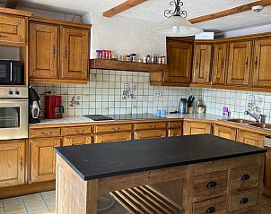 Gezellige keuken in Huisje in Anloy, vakantiehuis in de Ardennen, Belgi met houten kastjes en moderne apparatuur.