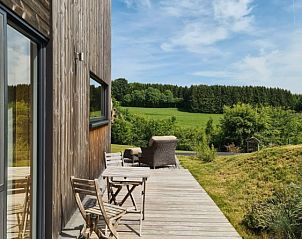 Prachtig uitzicht vanaf het terras van Chalet Cervo in Samre, La Roche-en-Ardenne, te midden van weelderige natuur in de Ardennen, Belgi.