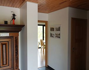 Interieur van Gretu26 vakantiehuis in Bouillon, Ardennen, met houten details en kunst.