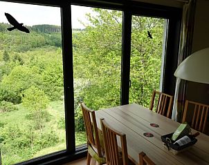 Eetkamer van Gretu26 vakantiehuis in Bouillon, Ardennen, met panoramisch uitzicht op de natuur.