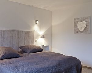 Elegante slaapkamer met neutrale tinten in vakantiehuis LA CRISTALLINE, Hatrival, Ardennen, Belgi.