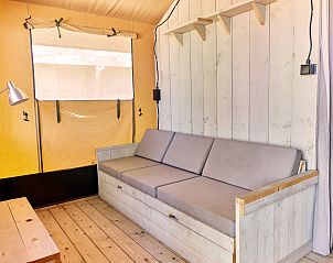 Knusse slaapkamer met houten stapelbed in Outback tenthuis, Fazana, Istri, Kroati.