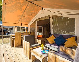 Buitenruimte van Safaritent Luxe in Porec, Istri, Kroati, perfect voor glamping, met een uitnodigende zitplek en natuurlijke omgeving.