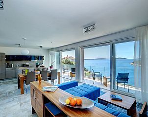 Guest house 1032017 - Apartment Dalmatia - Appartement Villa by the Sea