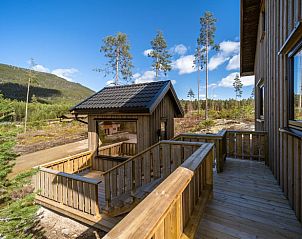 Vakantiehuisje in Vrdal biedt een serene omgeving met een uitnodigend terras in Zuid Noorwegen.