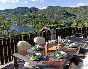 Dineer op het terras van Vakantiehuisje in Vrdal, Zuid Noorwegen, met adembenemend uitzicht over de bergen en het meer.