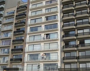 Buitenkant van Residentie Beach appartementengebouw in Blankenberge, Belgische kust, Belgi.