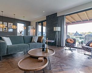 Stijlvolle woonkamer in Huisje in Sint Nicolaasga met uitzicht op de Langweerderwielen.