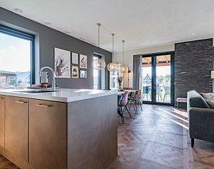 Moderne keuken en eetruimte in Huisje in Sint Nicolaasga, ideaal voor een vakantieverblijf.