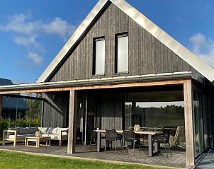 Veranda van Vakantiehuisje in Sint Nicolaasga met comfortabele zithoek, gelegen in de Friese meren.