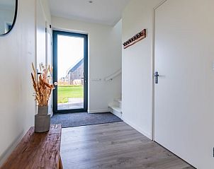 Stijlvolle entree van Vakantiehuisje in Sint Nicolaasga, met uitzicht op de groene omgeving van de Friese meren.