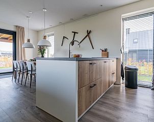 Moderne keuken in Vakantiehuisje in Sint Nicolaasga, met eethoek en uitzicht op de Friese meren.