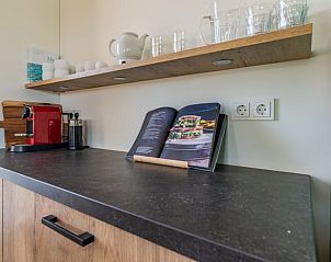 Keukenblad in Vakantiehuisje in Sint Nicolaasga, met moderne inrichting en uitzicht op de Friese meren.