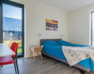 Moderne badkamer in Vakantiehuisje in Sint Nicolaasga, met dubbele wastafel en uitzicht op de Friese meren.