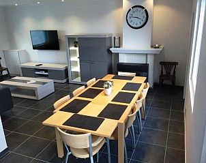 Open eet- en woonkamer in Vakantiehuis RUST, Middelkerke, Belgische kust, met ruime tafel en flatscreen-tv.