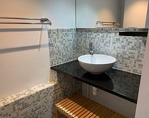 Stijlvolle badkamer met wastafel en mozaektegels in Vakantiehuis RUST, Middelkerke, Belgische kust.