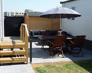 Buiten terras met parasol in chaletmiddelkerke, stacaravan aan de Belgische kust in Middelkerke.