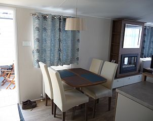 Eethoek met vier stoelen in chaletmiddelkerke, stacaravan in Middelkerke, Belgi.