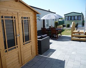 Houten tuinhuis naast chaletmiddelkerke, stacaravan aan de Belgische kust in Middelkerke.