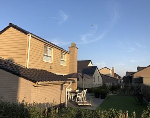 Zee en Polder vakantiehuis in Westende, Belgische kust, met zonnig terras en uitzicht op rustige omgeving.