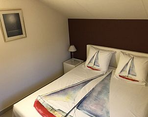 Gezellige slaapkamer in vakantiehuis Zee en Polder, Westende. Maritiem thema aan de Belgische kust voor een ontspannen verblijf.