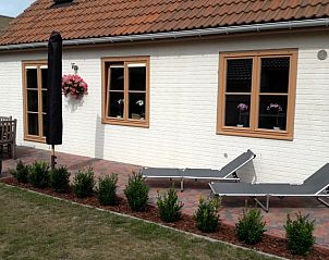 Zonnig terras met ligstoelen bij Duinevlindertje.be, vakantiehuis in Koksijde Oostduinkerke, Belgische kust.