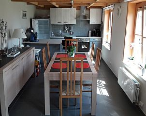 Moderne eetruimte en keuken in vakantiehuis Duinevlindertje.be, Koksijde Oostduinkerke, Belgische kust.