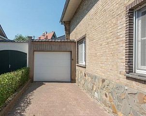 Oprit en garage van Vakantiewoning Westende-Bad, gelegen aan de Belgische kust in Westende.