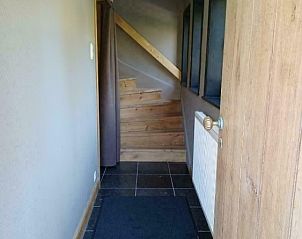 Gang met houten trap in Vakantiewoning Westende-Bad, een sfeervol vakantiehuis aan de Belgische kust.