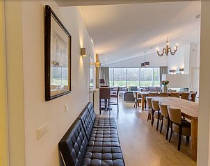 Ruime woonkamer in La Cabane parterre, vakantiehuis aan zee, Belgische kust, Belgi met uitzicht op de natuur.