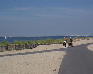 Fietspad langs de zee in de buurt van La Cabane parterre, vakantiehuis aan zee, Belgische kust, Belgi.