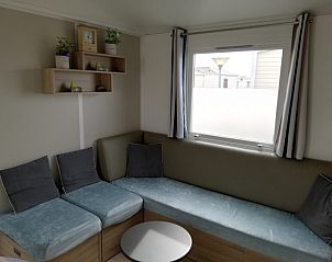 Gezellige zithoek in Vakantieverblijf Wenduine, stacaravan in Wenduine, Belgische kust, met comfortabele banken.