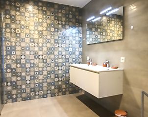 Stijlvolle badkamer met dubbele wastafel in 't Moerenzicht vakantiehuis, Westhoek, West-Vlaanderen.