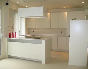 Moderne keuken in Duinpaviljoen vakantiehuis in Koksijde met strakke inrichting, Belgische kust.