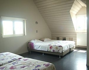 Slaapkamer met twee bedden in Duinpaviljoen vakantiehuis in Koksijde, Belgische kust.