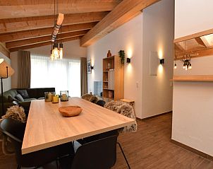 Ruime woonkamer in Emma Top 4, Dienten, Salzburg, met sfeervolle verlichting en warme houten details.