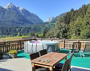 Chalet Helena in Ktschach-Mauthen, Karinthi biedt een terras met panoramisch uitzicht op de omliggende bergen.