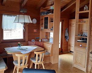 Binnenruimte van Chalet Helena, vakantiehuis in Karinthi. Warme houten inrichting met comfortabele zithoek in Ktschach-Mauthen.
