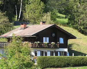 Geniet van de rustige omgeving van Chalet Helena, een sfeervol vakantiehuis in Ktschach-Mauthen, Karinthi, omgeven door natuurlijke schoonheid.