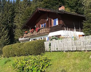 Chalet Helena, een vakantiehuis in Ktschach-Mauthen, Karinthi, omringd door weelderige natuur en een serene bergomgeving.