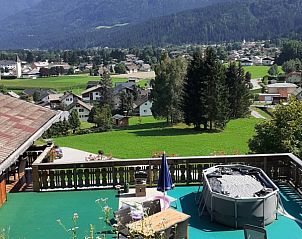 Chalet Helena in Ktschach-Mauthen biedt een terras met adembenemend bergzicht in het hart van Karinthi, Oostenrijk.