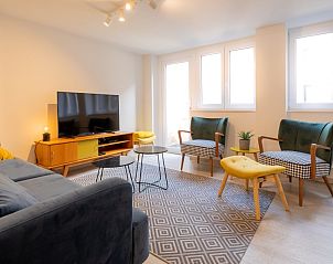 Lichte zithoek met tv in Appartement op 120m van zee met tuin en parkeerplaats in Koksijde, Belgische kust, Belgi.