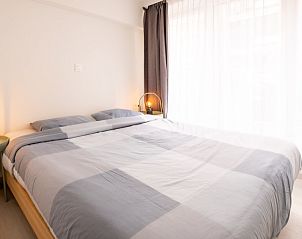 Comfortabele slaapkamer met groot raam in Appartement op 120m van zee met tuin en parkeerplaats in Koksijde, Belgische kust, Belgi.