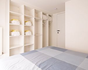 Ruime kledingkast in slaapkamer van Appartement op 120m van zee met tuin en parkeerplaats in Koksijde, Belgische kust, Belgi.