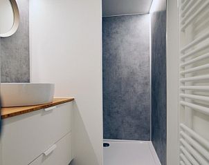 Moderne badkamer met douche in Appartement op 120m van zee met tuin en parkeerplaats in Koksijde, Belgische kust, Belgi.