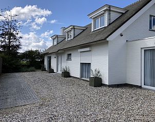 Vooraanzicht van Mer du Nord vakantiehuis in Breskens, Belgische kust, met moderne architectuur en ruime oprit.