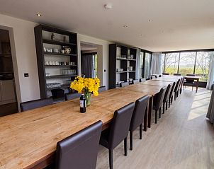 Eetkamer van Mer du Nord vakantiehuis in Breskens, Belgische kust, met lange houten tafel en veel natuurlijk licht.