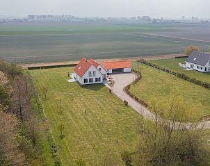 Luchtfoto van Villa Belvdre, een charmant vakantiehuis in Breskens aan de Belgische kust, omgeven door natuur.