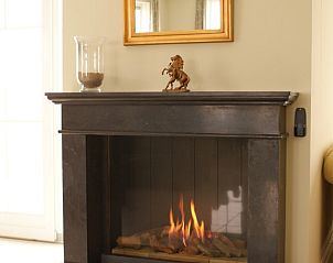 Gezellige open haard in Villa Belvdre, vakantiehuis in Breskens, Belgische kust, voor knusse avonden.