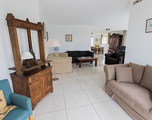 Ruime zithoek in Villa Belvdre, vakantiehuis in Breskens, Belgische kust, met moderne inrichting.